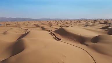 蓝天下广阔的银川中卫腾格里沙漠视频的预览图